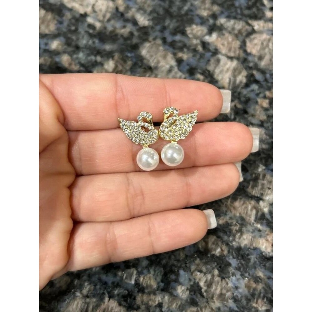Inspired swan pearl gold earrings